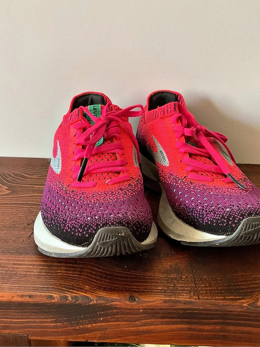 Brooks Levitate 2 Women's Athletic Shoes US 6 B Pink & Purple